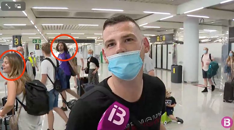 A la imatge es pot veure com diversos passatgers surten sense mascareta per una de les portes de la terminal d'arribades de l'aeroport de Palma. Font: IB3