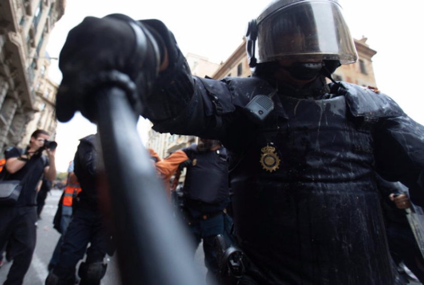 Un policia ataca un periodista. Foto: EFE