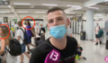 A la imatge es pot veure com diversos passatgers surten sense mascareta per una de les portes de la terminal d'arribades de l'aeroport de Palma. Font: IB3
