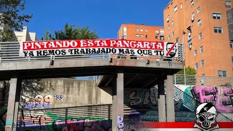 foto: Bukaneros. Pancarta contra Abascal a Vallecas