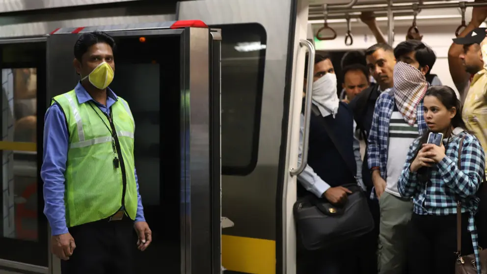 Foto: transport públic a Dehli (JacobinMag)