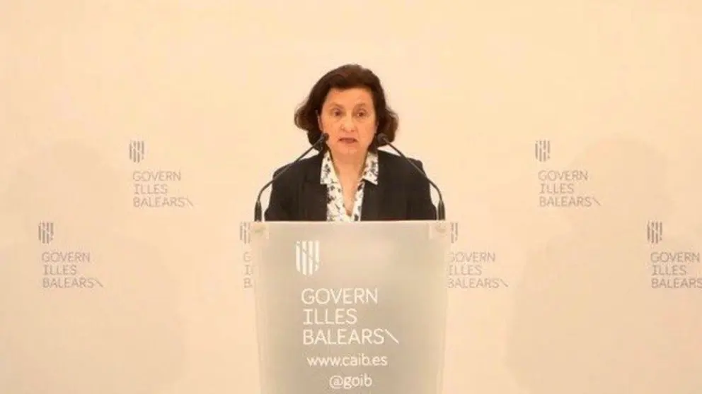 Fina Santiago, Consellera de serveis socials