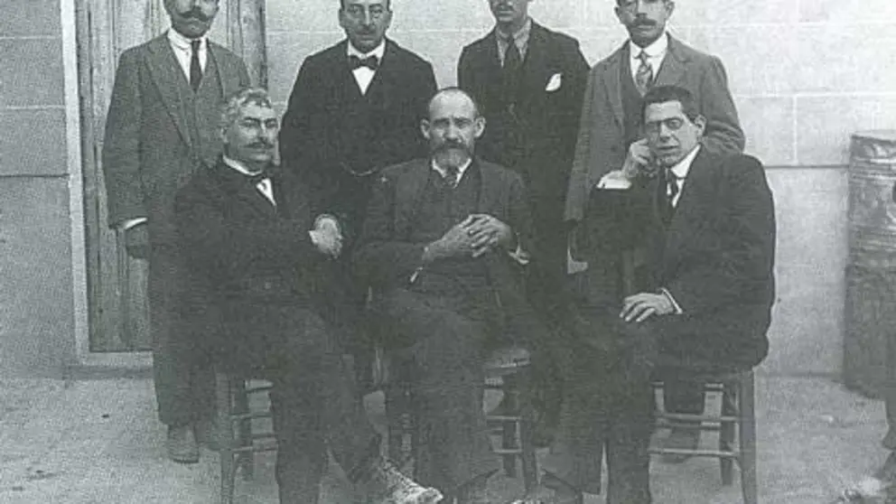 Llorenç Bisbal, assegut al centre, envoltat de regidors i amics. Font: Fideus